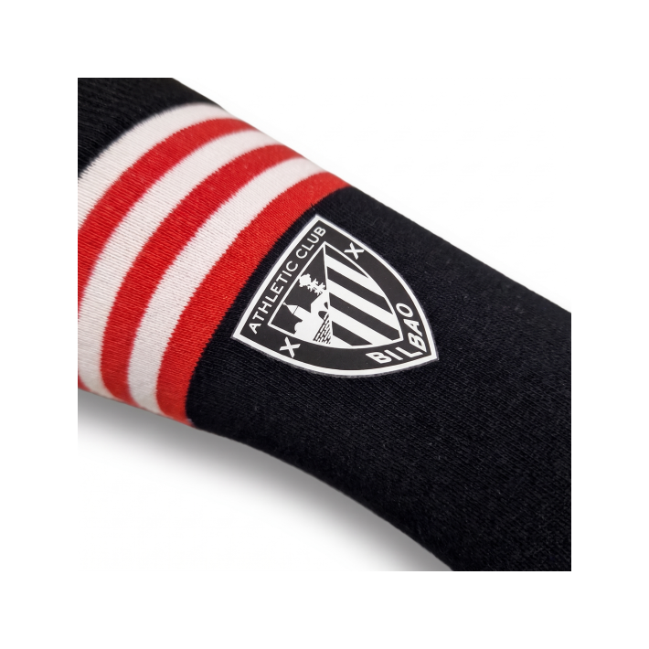 Detalle del escudo oficial del Athletic Club termosellado en la caña del calcetín