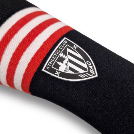 Detalle del escudo oficial del Athletic Club termosellado en la caña del calcetín