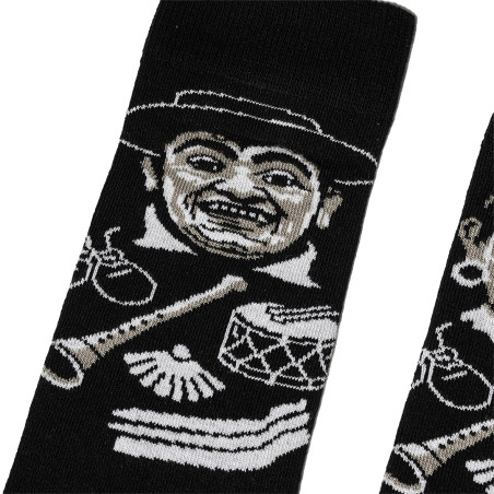 Detalle de la cara del gigantillo con sombrero tejida en blanco sobre negro