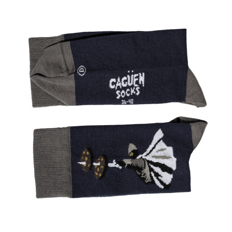 Detalle del puño gris con el logotipo de Cagüen Socks