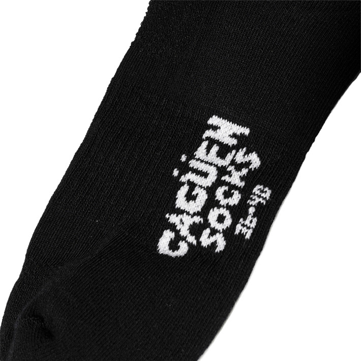 Detalle del logotipo de Cagüen Socks tejido en el calcetín Gamonal