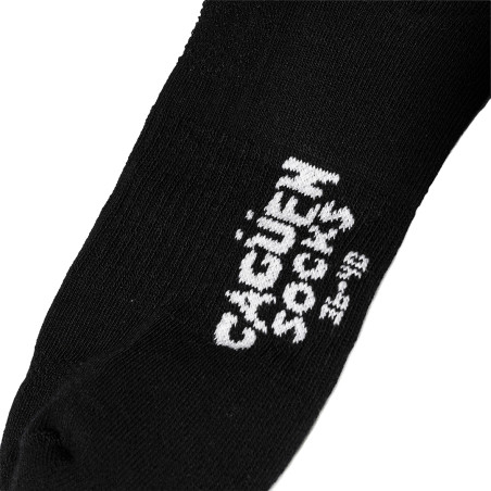 Detalle del logotipo de Cagüen Socks tejido en el calcetín Gamonal