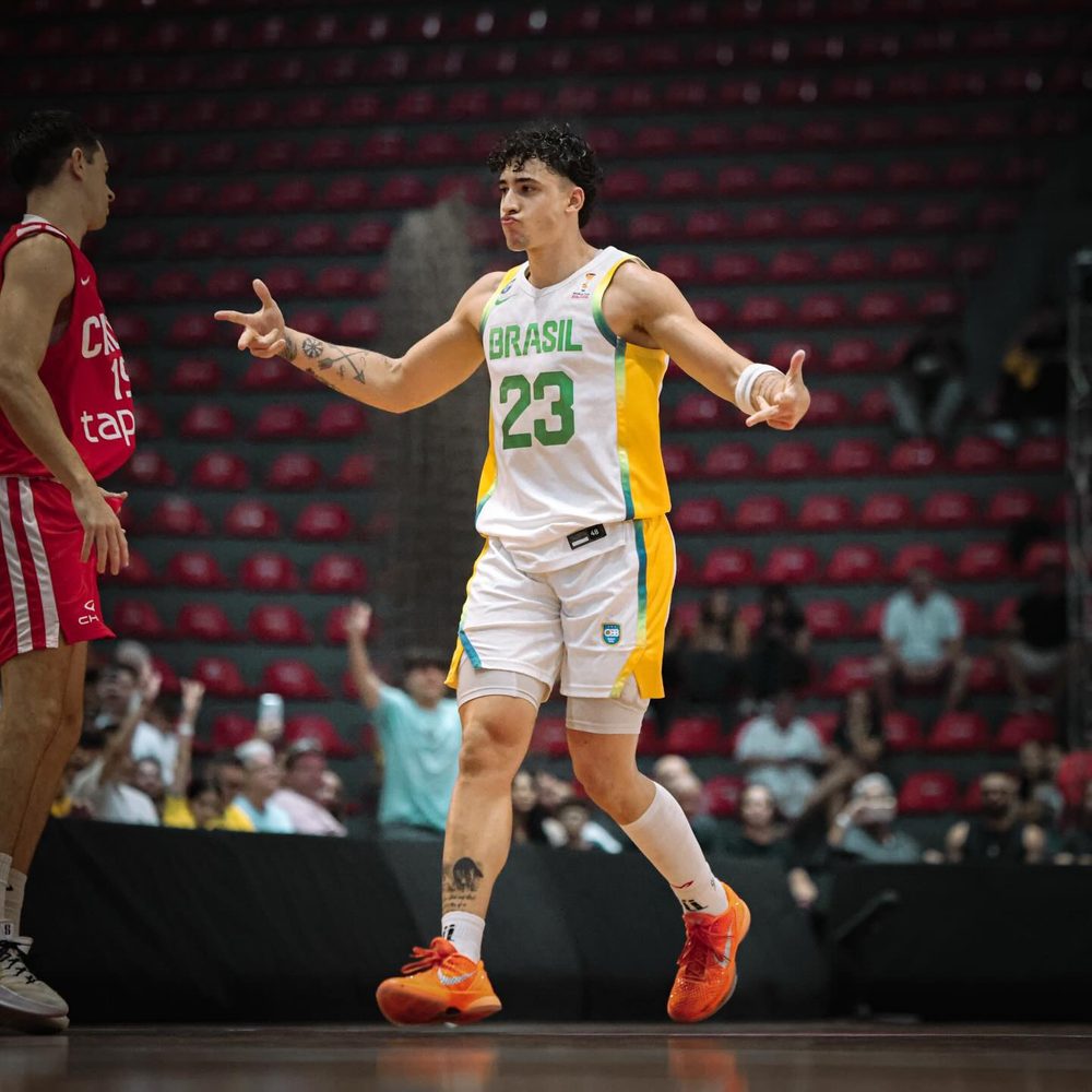 Caio Pacheco con calcetines deportivos ÜPRO