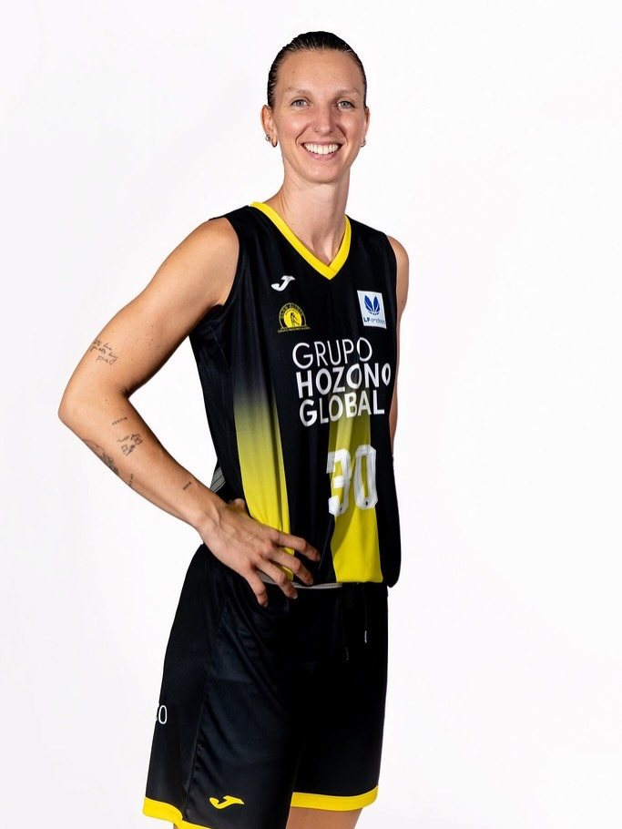 Laura Gil con los calcetines deportivos de baloncesto ÜPRO