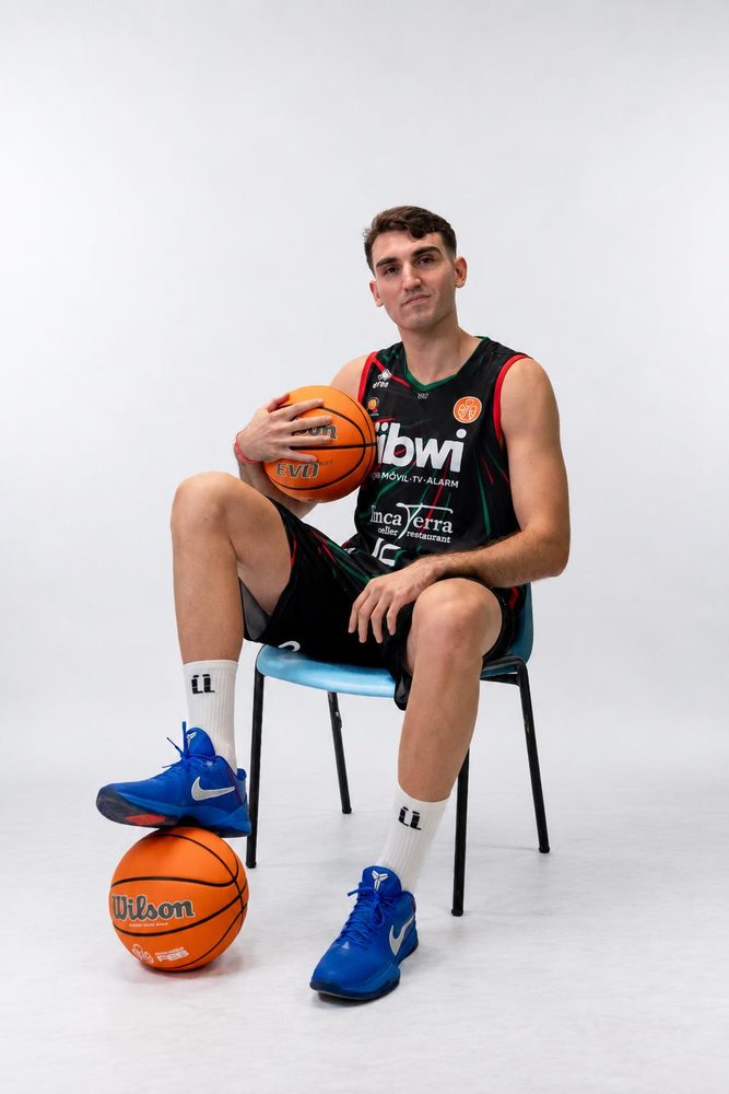 Sergi Huguet con calcetines deportivos ÜPRO
