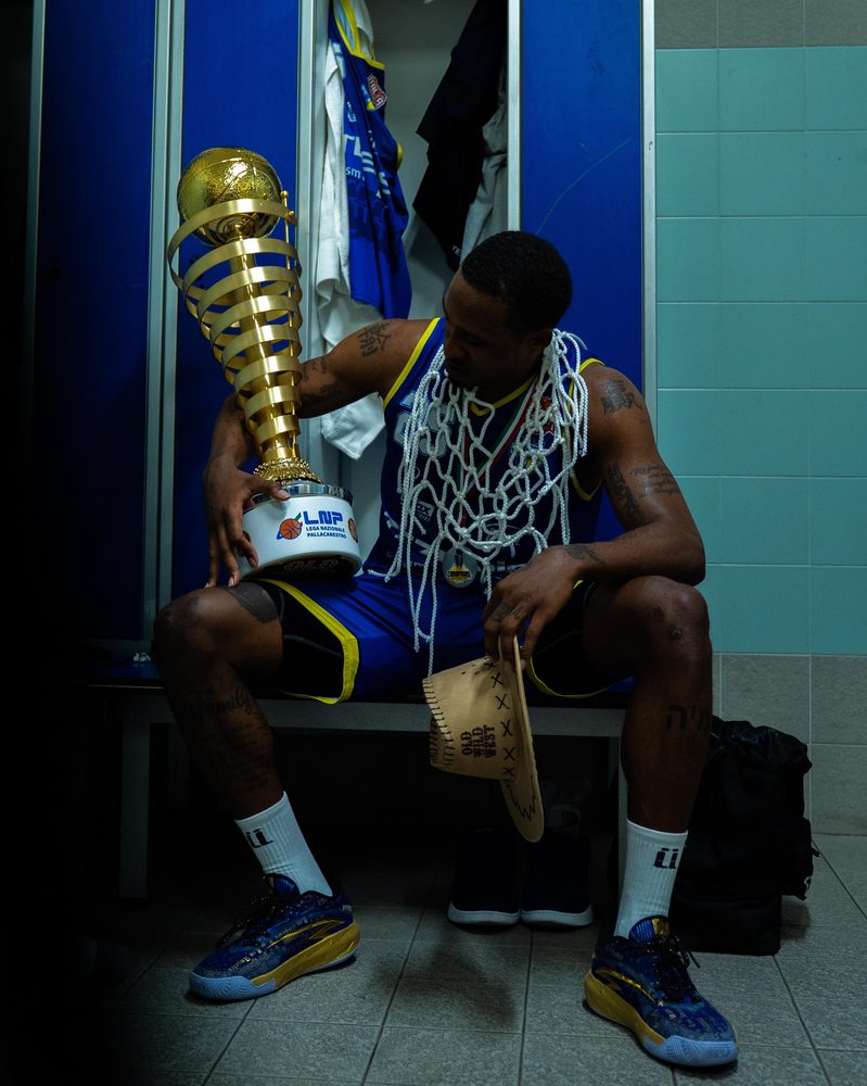 Tyrus McGee con calcetines de baloncesto ÜPRO